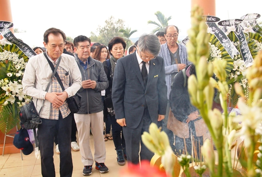 Các hội, đoàn thể, trí thức Hàn Quốc thành kính dâng hương đến các nạn nhân