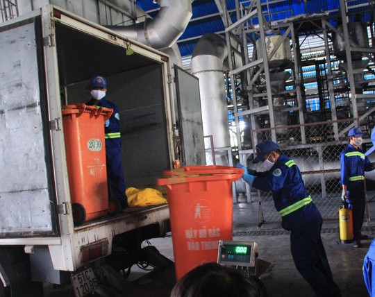 Các nhân viên đang xử lý rác tại công trường Đông Thạnh