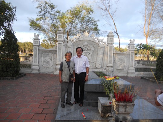 Tác giả (bìa trái) và nhà thơ Ngân Vịnh thăm mộ đại thi hào Nguyễn Du ở Hà Tĩnh