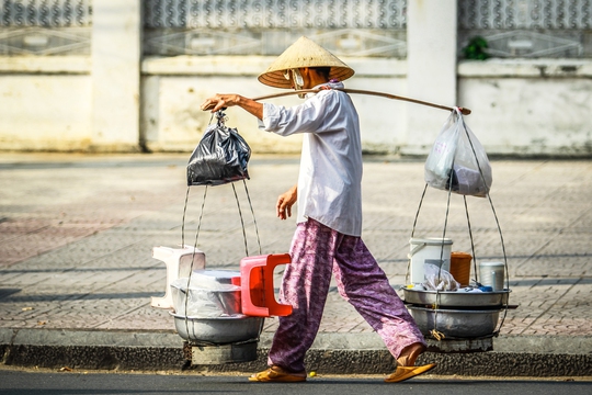 Người bán hàng rong ở quận 1 sẽ không còn chiếm lòng đường, vỉa hè khi có quy hoạch điểm bán cụ thể Ảnh: HOÀNG TRIỀU