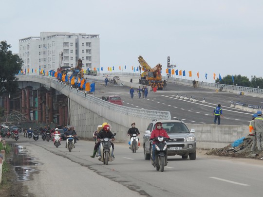 Cầu vượt thép nút giao thông Long Biên thông xe vào ngày 18-1