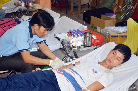Sinh viên tham gia hiến máu nhân đạo sau lễ xuất quân
