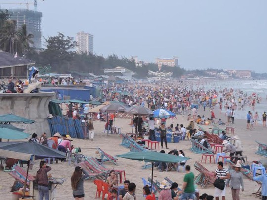 
Trong những ngày nghỉ lễ, biển Vũng Tàu luôn có đông người đến tắm 
