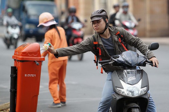 Nên thường xuyên tuyên truyền, giáo dục người dân bỏ rác đúng nơi quy định Ảnh: HOÀNG TRIỀU