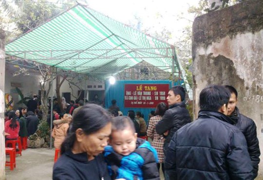 
Người dân địa phương đến chia buồn với gia đình ông Lê Văn Thong (chủ lò vôi)
