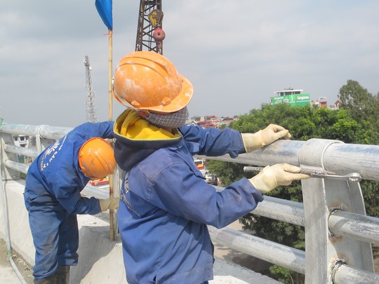 
Các công nhân của đơn vị thi công đang gấp rút hoàn thiện để kịp thông xe kỹ thuật vào ngày 18-1
