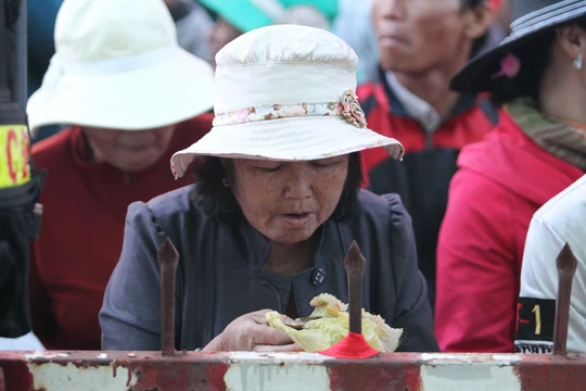 
Sợ mất chỗ tốt để chứng kiến phiên tòa, nhiều người tranh thủ ăn trưa tại chỗ.
