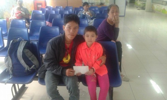 
Trong hành trình đạp xe đưa thư, Nghĩa ghé thăm và tặng quà cho một em bé dân tộc Dao
