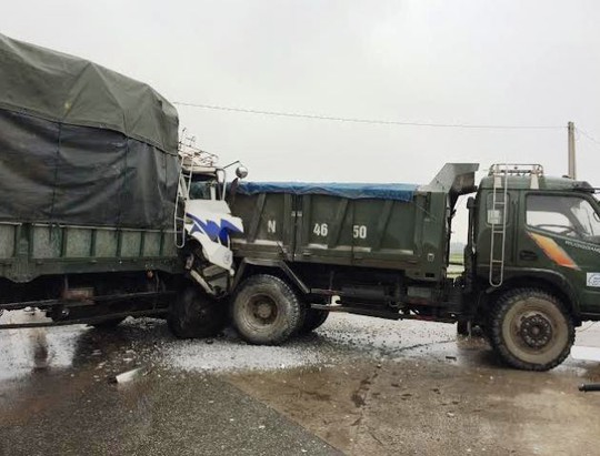 Hiện trường xe tải chở hàng đâm vào đuôi xe chở đá ở Thanh Hóa