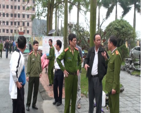 
Lãnh đạo Công an tỉnh Thái Bình có mặt tại hiện trường chỉ đạo tìm biện pháp giải cứu nạn nhân.
