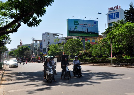 Quanh các giao lộ, người đi đường tận dụng những bóng cây ít ỏi tránh cái nắng như thiêu như đốt.