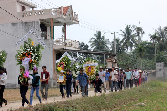 
Dòng người đưa tiễn em Trịnh Hữu Nhân về nơi an nghỉ cuối cùng Ảnh: T.Trực
