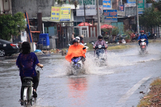 
Nước ngập khoảng 30 cm trên đường Kha Vạn Cân, đoạn gần ngã tư Bình Triệu, quận Thủ Đức
