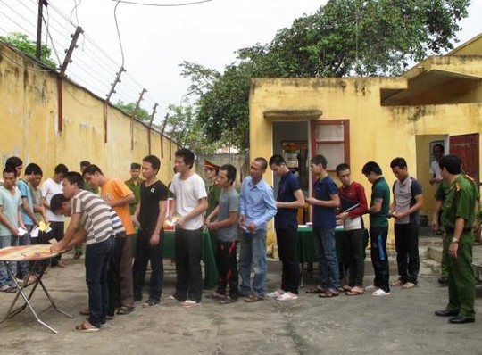 
Những người bị tam giam, tạm giữ tại Trại tạm giam Công an tỉnh Thanh Hóa đi bỏ phiếu bầu đại biểu QH và ĐBHĐND các cấp sáng nay 22-5
