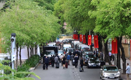 
Đoàn nhà báo quốc tế tháp tùng ông Obama đang ra xe rời khách sạn InterContinental
