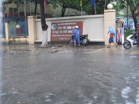 
Đoạn đường Quang Trung trước Bệnh viện chỉnh hình và phục hồi chức năng, nước dâng cao
