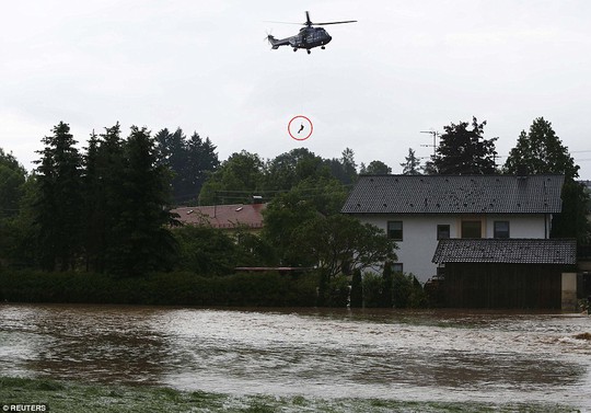 Trực thăng cứu hộ ở ngôi làng Triftern, Đức. Ảnh: REUTERS