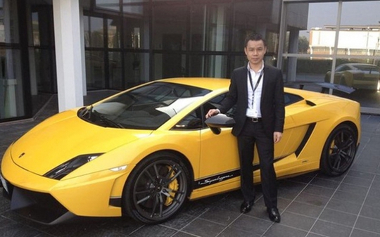 
Phan Hùng Cường, chủ tịch HĐQT tập đoàn Vương Cường (Hải Phòng) được giới chơi siêu xe Việt Nam gọi bằng cái tên Cường Luxury.
