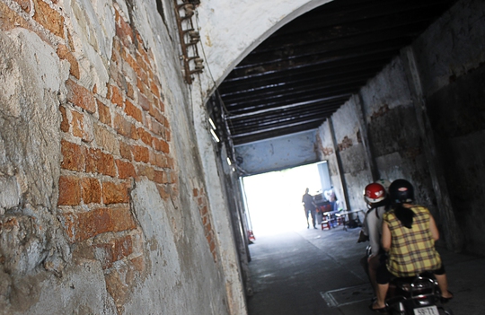 
 Hẻm 232 Võ Văn Kiệt là một đường hầm đi xuyên qua khu nhà cổ nhiều tầng này. Hai bên tường đã bong tróc xi măng gần hết.
