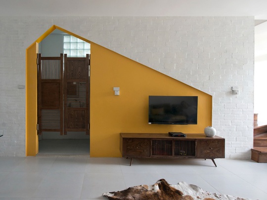 
Người thiết kế tạo một điểm nhấn là mảng tường treo tivi, để tủ đồ trong phòng khách.
