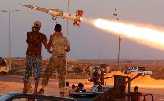 
Quân đội Libya đang tấn công IS ở TP Sirte. Ảnh: REUTERS
