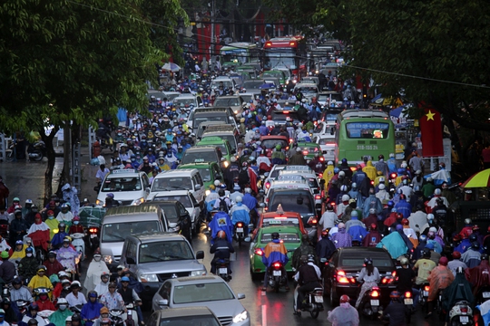 
Tương tự, đường Thành Thái cũng trong tình trạng kẹt xe hết sức nghiêm trọng, phương tiện giao thông chen chúc kéo dài.
