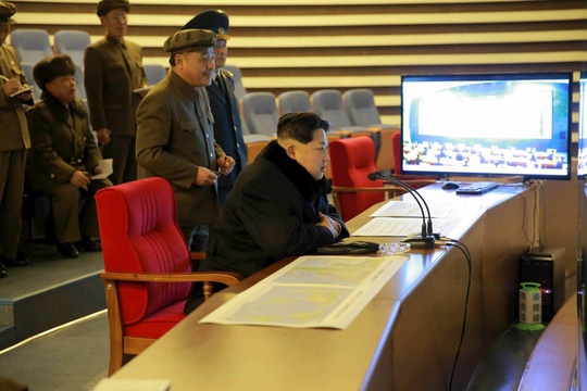 Nhà lãnh đạo Kim Jong-un theo dõi vụ phóng... Ảnh: Reuters