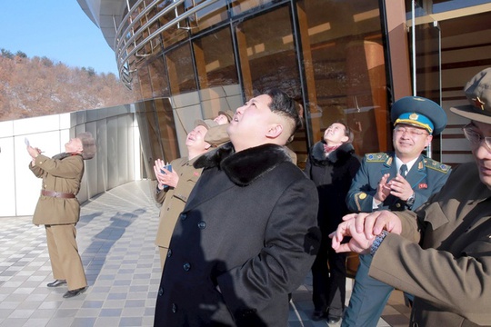 Nhà lãnh đạo Triều Tiên theo dõi vụ phóng. Ảnh: Reuters