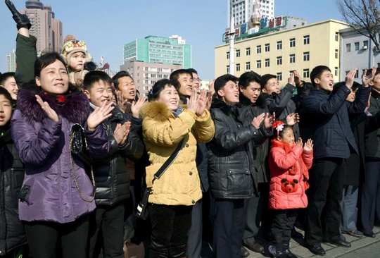 ...và phản ứng của người dân Bình Nhưỡng. Ảnh: Reuters