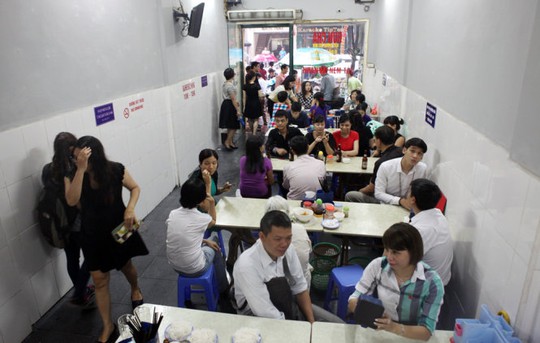 Do lượng khách quá đông, quán không phục vụ kịp nên nhiều khách hàng phải ngồi cả giờ Ảnh: Anh Đạt