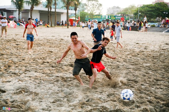 
Nhóm thanh niên đang đá bóng ở khu vực bãi còn rộng.
