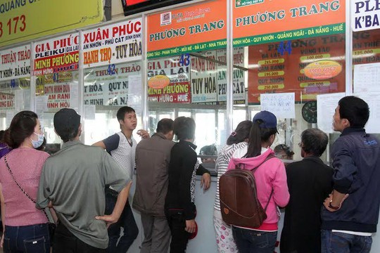Hành khách đặt vé Tết tại Bến xe Miền ĐôngẢnh: HOÀNG TRIỀU