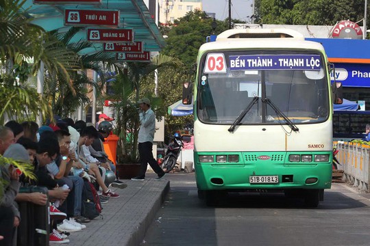 Người dân đón xe buýt tại trạm Bến Thành (quận 1, TP HCM) Ảnh: HOÀNG TRIỀU