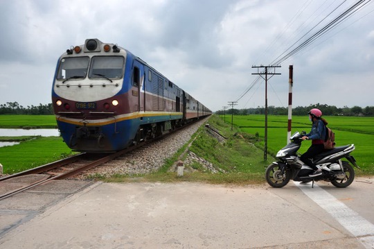 Một điểm giao nhau giữa đường sắt và đường ngang dân sinh tại xã Tịnh Thọ, huyện Sơn Tịnh (Quảng Ngãi) không người gác, không gác chắn Ảnh: Tử Trực