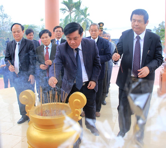 Lãnh đạo, nguyên lãnh đạo tỉnh Bình Định thắp hương tưởng niệm người dân vô tội trong vụ thảm sát