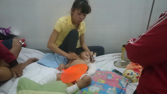 Cháu Đỗ Đức Huy đang điều trị ở Bệnh viện Nhi Đồng 2