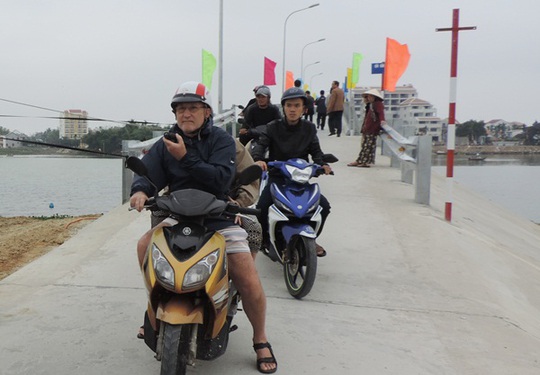 
Du khách qua cây cầu mới tới xã Cẩm Kim.
