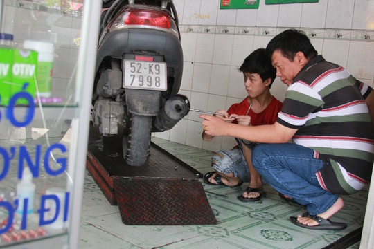Ông Phúc dạy sửa xe cho học viên khuyết tật