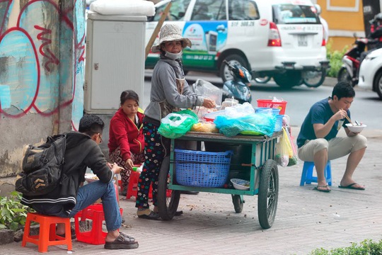 Bán hàng rong trên vỉa hè đường Nguyễn Đình Chiểu (quận 1, TP HCM) Ảnh: Hoàng Triều