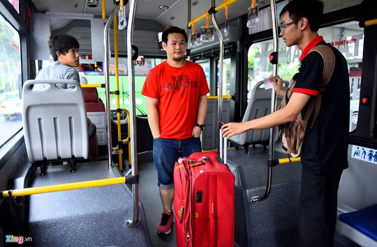 
Mặt sàn thông thoáng, các ghế cách nhau một khoảng rộng đáp ứng nhu cầu mang theo hành lý cồng kềnh của khách.
