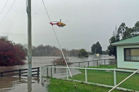 
Trực thăng tìm kiếm nạn nhân bị lũ cuốn ở Ouse, Tasmania. Ảnh: ABC News
