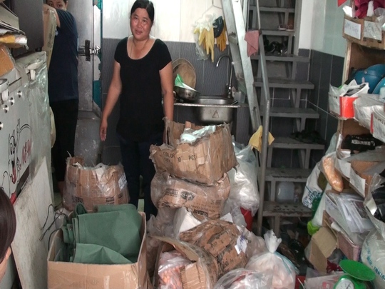 Cơ quan chức năng kho hàng tại địa chỉ số 8 Phạm Văn Xảo (quận Tân Phú) chứa hàng trăm tấn hải sản đông lạnh không rõ nguồn gốc.