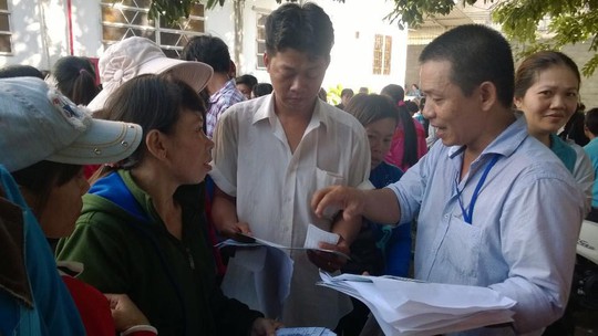 Cán bộ chuyên trách LĐLĐ huyện Hóc Môn, TP HCM hướng dẫn công nhân Công ty TNHH Keo Hwa ViNa làm thủ tục khởi kiện