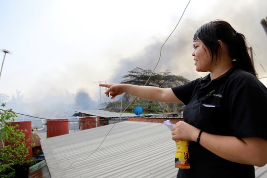 
Công nhân Lê Thị Thu Hằng leo lên nóc nhà trọ theo dõi vụ hỏa hoạn tại công ty mình
