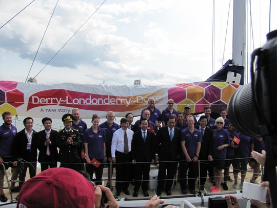 
Lãnh đạo chính quyền TP Đà Nẵng chúc mừng đội Derry Londonderry Doire về nhất chặng 7
