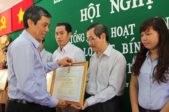 Ông Nguyễn Văn Khải, Phó Chủ tịch Thường trực LĐLĐ TP HCM, tặng bằng khen cho các đơn vị điển hình chăm lo Tết cho CNVC-LĐ