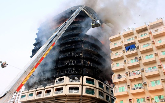 
Lính cứu hỏa dập lửa. Ảnh: Emirates247
