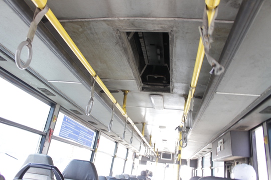 
Hầu hết máy lạnh trên xe buýt đã hư hỏng, lúc chạy lúc không. Trong ảnh: Máy lạnh trên một xe buýt tuyến 55 không có, để lại một lỗ hổng nhếch nhác trên trần xe.
