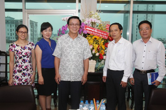 
Công ty cổ phần Cảng Sài Gòn tặng hoa chúc mừng báo
