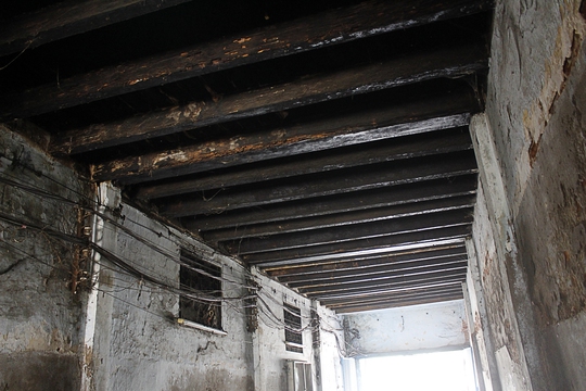 
Những trần nhà được thiết kế bằng gỗ đã mối mọt và mục nát gần hết, khó có thể sửa chữa được.
